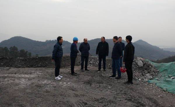 集團公司黨委副書記、總經(jīng)理龔華東到矸石項目部視察 