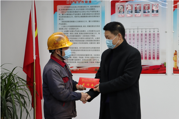 集團(tuán)公司黨委委員、副總經(jīng)理胡新付到公司走訪慰問(wèn)