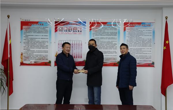 集團(tuán)公司黨委委員、副總經(jīng)理胡新付到公司走訪慰問(wèn)